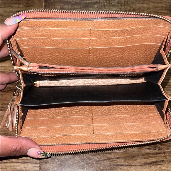 Gucci Soho Zip Around Wallet - Picture 5 of 9